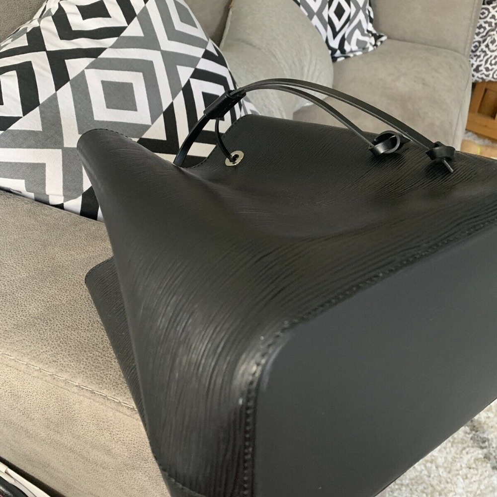 Authentic Neonoe LV Leather Handbag w/ Box - Picture 2 of 7